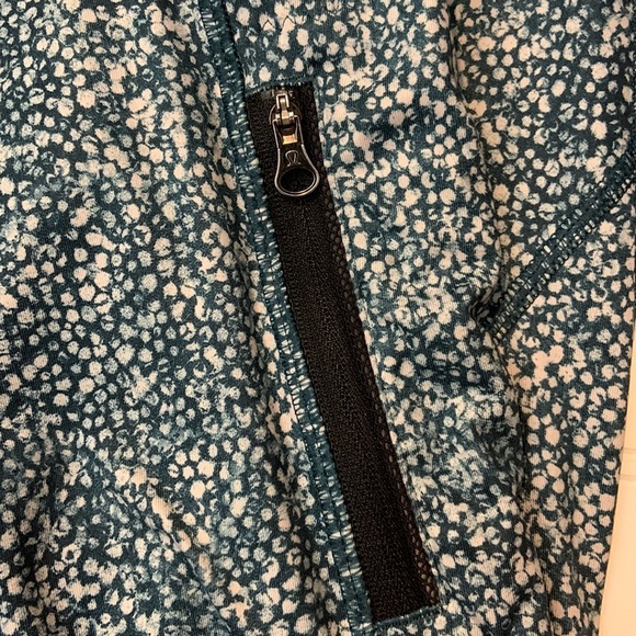 SALE! Lululemon Teal and White Inspire Tight Leggings - Picture 5 of 12